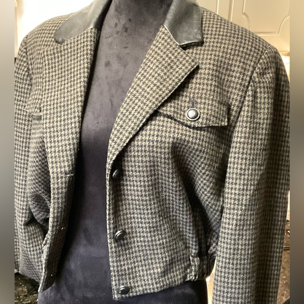 Braebrook Vintage wool houndstooth blazer leather collar & a cinched waist. 9/10 - Picture 8 of 15